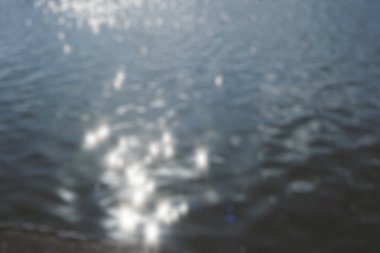 Nehirdeki su ve dalgaların bulanık arkaplanı