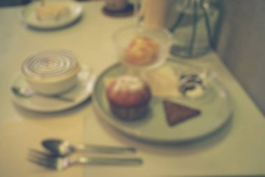 Kahve ve kek üzerine tablo