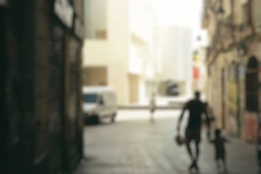 Şehirde yürüyen bulanık insanlar.