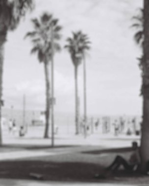 Şehirdeki bir kadın ve erkeğin siyah beyaz fotoğrafı.