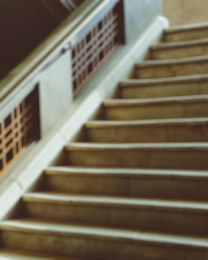 Modern binadaki merdivenlerin bulanık arkaplanı. Klasik ton