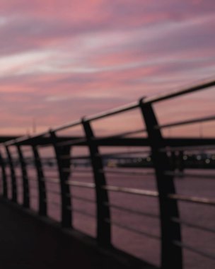 Gölün üzerinde güzel bir gün batımı