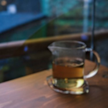 Tahta masada bir fincan çay.