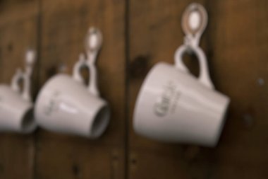 Beyaz kahve fincanının seçici odak noktası.