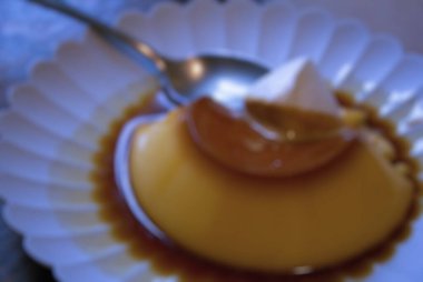 Yakın plan - Karamelli ve kremalı lezzetli tatlı manzarası.