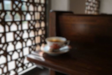 Kahve fincanı ve kahve dükkanından bulanık.