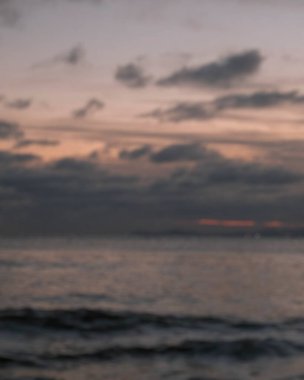 Denizde güzel bir gün batımı.