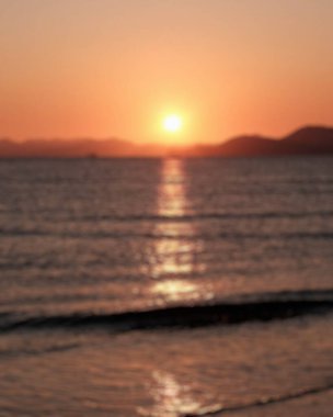 Denizin üzerinde güzel bir gün batımı