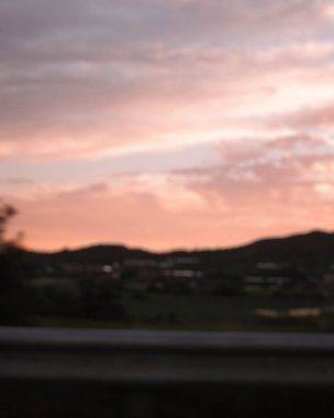 Bulanık gün batımı ve Bokeh arkaplanlı dağ