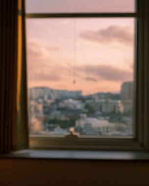 Günbatımı manzaralı modern apartmanın bulanık arkaplanı