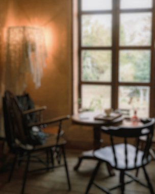 Bulanık arka plan, kafenin modern iç mimarisi.