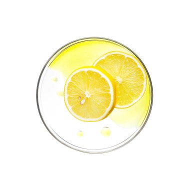 Beyaz arka planda, petri kabında özlü dilimlenmiş limon.