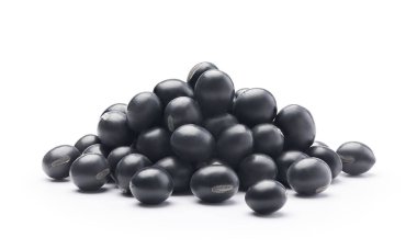 Beyaz zemin üzerinde izole edilmiş organik yeşil çekirdek siyah fasulye - kırpma yolu dahil