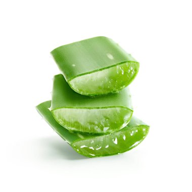 Beyaz arkaplanda izole edilmiş aloe vera dilimlerinin kapatılması - kırpma yolu dahil