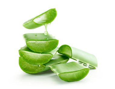 Aloe vera jeli aloe vera dilimlerinin üzerine damlıyor