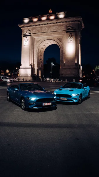 Ford Mustang Éjszakai Városban Autók Éjszakai Városban Kiváló Minőségű Fénykép — Stock Fotó