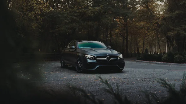 黑灰色的床垫在森林里冒充了Benz E63 高质量的照片 — 图库照片