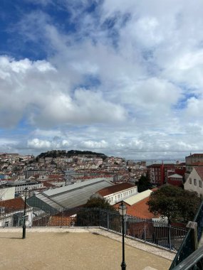 Lizbon 'un merkezindeki eski şehir sokakları Portekiz' de Cascais yakınlarında. Yüksek kalite fotoğraf