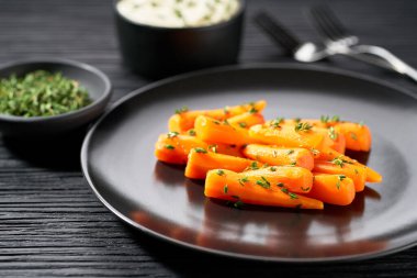 Ev yapımı ballı havuç kekikli ve kekik hazır. Vejetaryen sağlıklı aperatif, sebze ya da atıştırmalık..