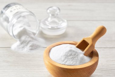 Beyaz tahta bir masada kabartma tozu, yakın plan..