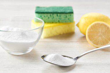 Kabartma tozu ve limonlu çevre dostu ev bakımı deterjanı..