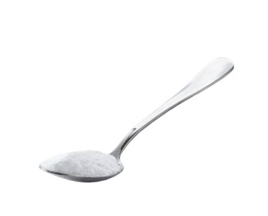 Beyaz arka planda izole edilmiş metal kaşıkta sodyum bikarbonat..