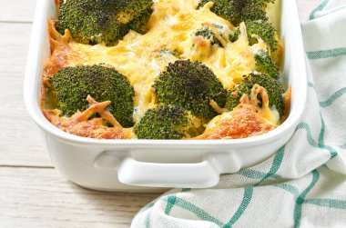 Peynir ve krem soslu güveç brokoli. Yakın plan..