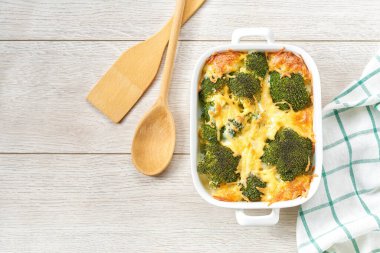 Brokoli yumurtası güveci, mutfak masasındaki fırın kabında. Üst görünüm, alanı kopyala.