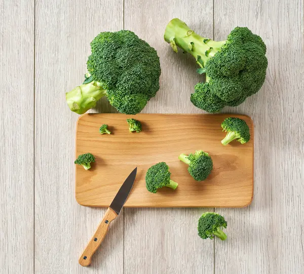 Friska Gröna Ekologiska Broccoli Ett Vitt Matbord Ovanifrån Broccoli För — Stockfoto