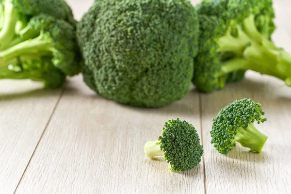 Brokoli Organik Hijau Mentah Pada Tabel Masakan Dengan Ruang Fotokopi — Stok Foto