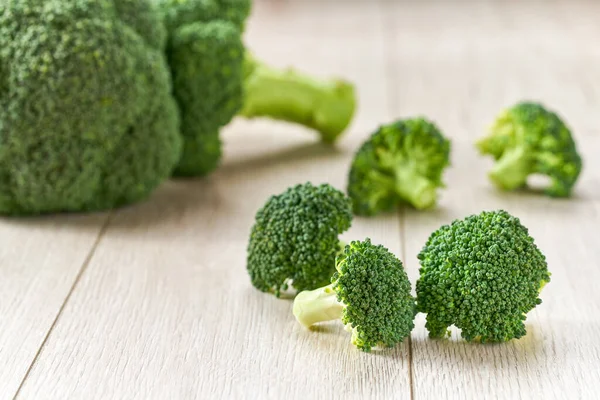 Broccoli Biologici Verdi Crudi Tavolo Bianco Focus Selettivo — Foto Stock