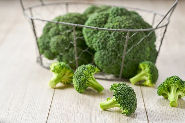 Broccoli Proaspăt Verde Într Coș Răchită Masă Bucătărie — Fotografie, imagine de stoc
