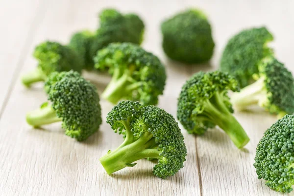 Brokoli Hijau Organik Atas Meja Masakan Putih — Stok Foto