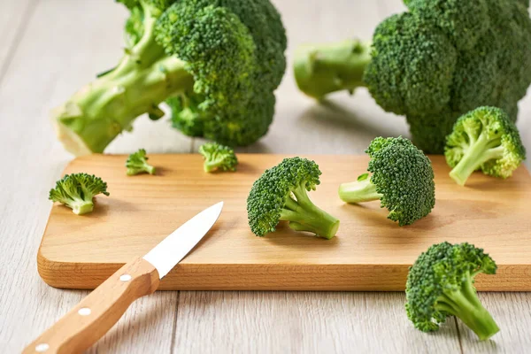 Zdravá Zelená Organická Syrová Brokolice Bílém Kuchyňském Stole Brokolice Pro — Stock fotografie