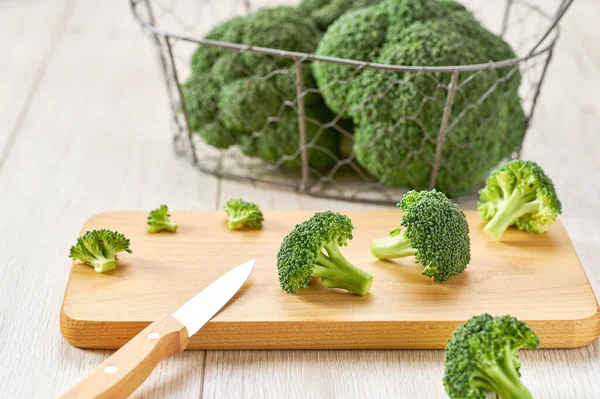 Čerstvá Syrová Brokolice Řezací Desce Zdravá Příprava Jídla — Stock fotografie