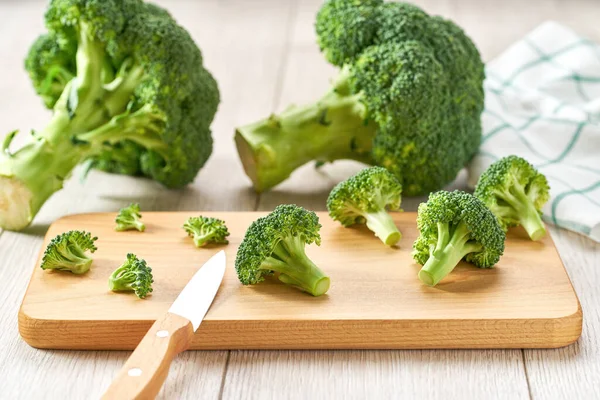Cozinhar Alimentos Saudáveis Cortar Brócolis Para Assar Uma Mesa Branca — Fotografia de Stock