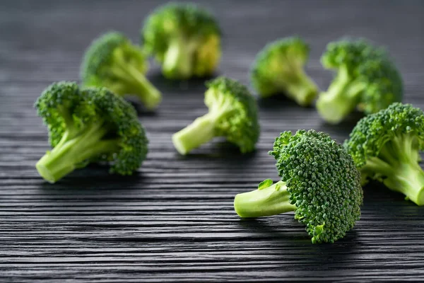 Zelené Organické Syrové Brokolice Flóry Stole Tmavé Kuchyně — Stock fotografie