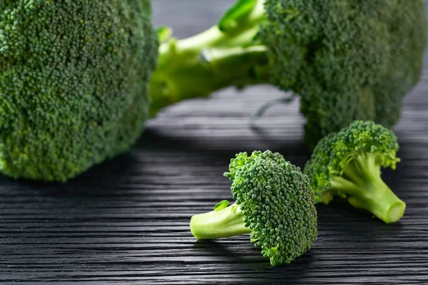 Brokoli Organik Hijau Mentah Pada Meja Hitam Fokus Selektif — Stok Foto