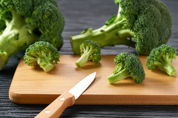 Zdravá Zelená Organická Syrová Brokolice Tmavém Kuchyňském Stole Brokolice Pro — Stock fotografie