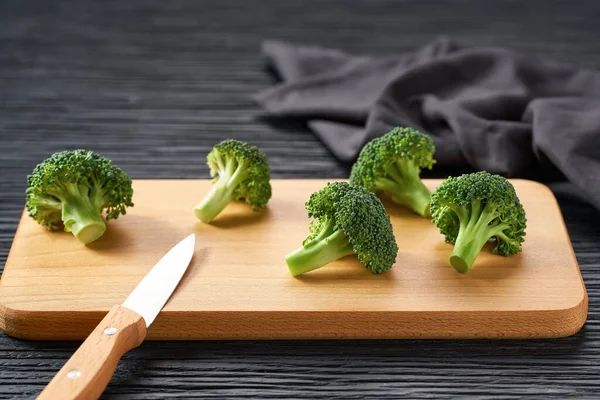 Brokoli Mentah Segar Atas Papan Potong Makanan Yang Sehat — Stok Foto