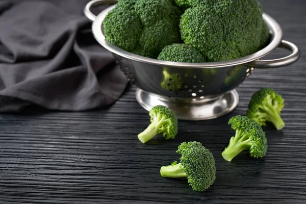 Brokoli Organik Hijau Mentah Dalam Colander Atas Meja Gelap — Stok Foto