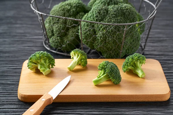 Brócolis Cru Fresco Uma Tábua Corte Preparação Alimentos Saudáveis — Fotografia de Stock