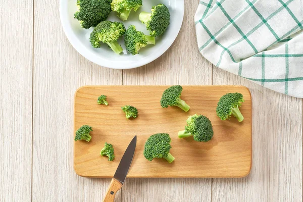 Memasak Makanan Sehat Memotong Brokoli Untuk Dipanggang Atas Meja Putih — Stok Foto
