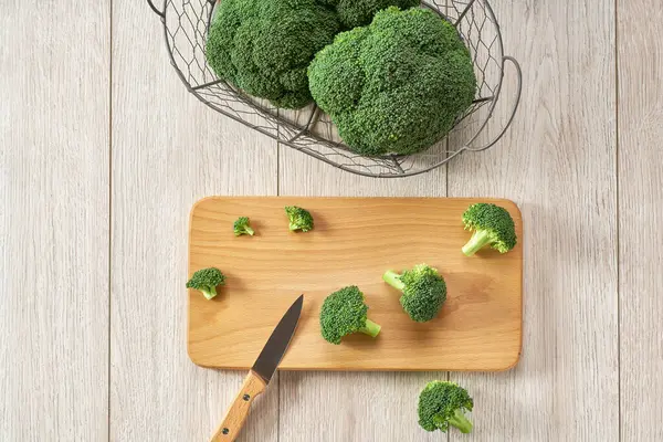 Gătitul Alimentelor Sănătoase Tăierea Broccoli Pentru Coacere Masă Albă Vedere — Fotografie, imagine de stoc