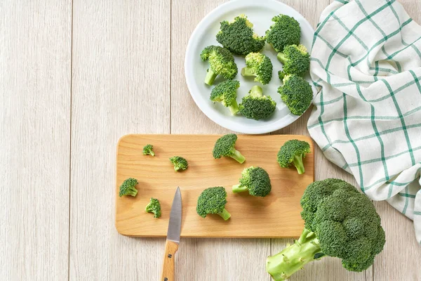 Memasak Makanan Sehat Memotong Brokoli Untuk Dipanggang Atas Meja Putih — Stok Foto