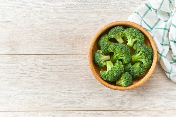 Floret Brokoli Mentah Segar Dalam Mangkuk Kayu Atas Meja Masakan — Stok Foto