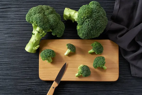 Memasak Makanan Sehat Memotong Brokoli Untuk Dipanggang Atas Meja Hitam — Stok Foto