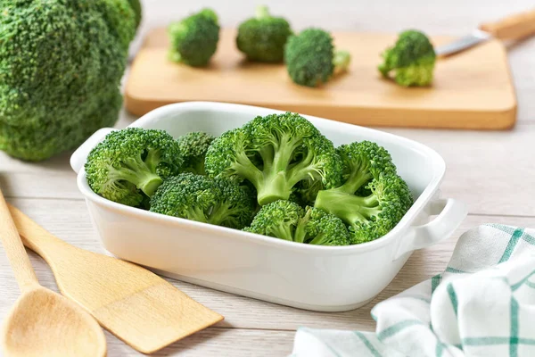 Brokoli Mentah Dalam Baking Dish Persiapan Untuk Digoreng Dalam Oven — Stok Foto
