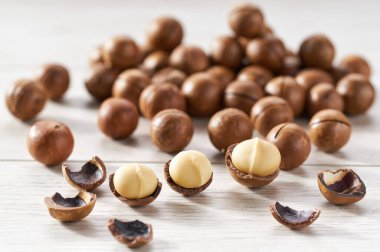 Beyaz mutfak masasında organik Macadamia fındıkları, seçici bir odak..