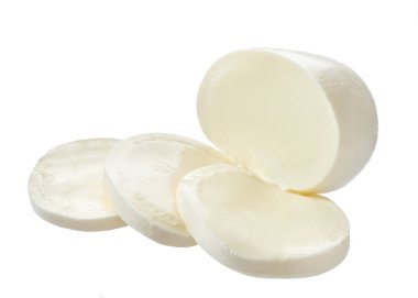 Beyaz arka planda izole edilmiş mozzarella bufalo peyniri parçaları..